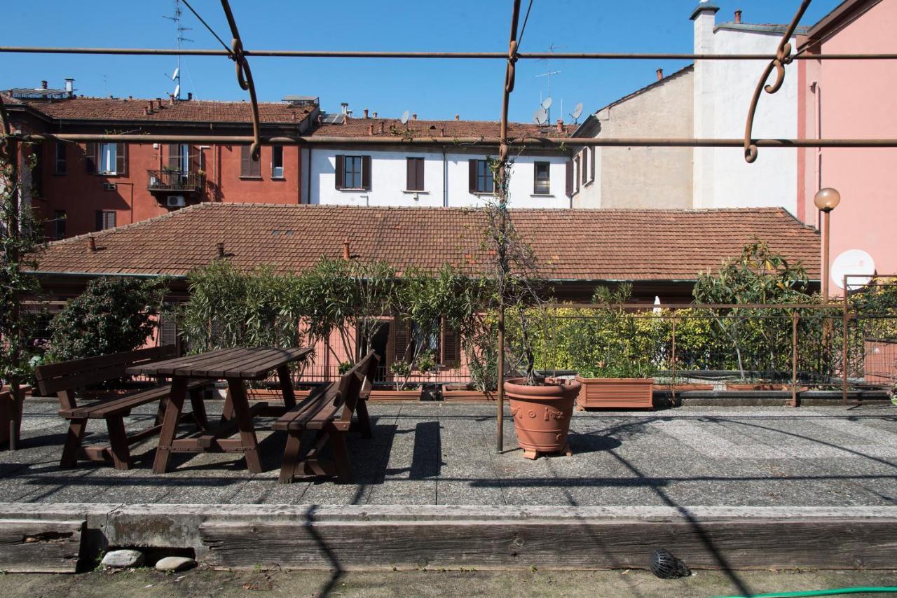 Peaceful Court Apartment In Shopping District Милано Екстериор снимка