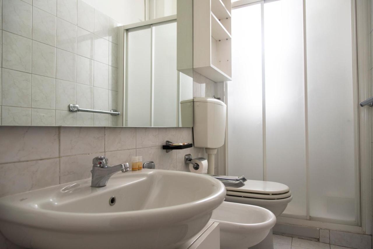 Peaceful Court Apartment In Shopping District Милано Екстериор снимка