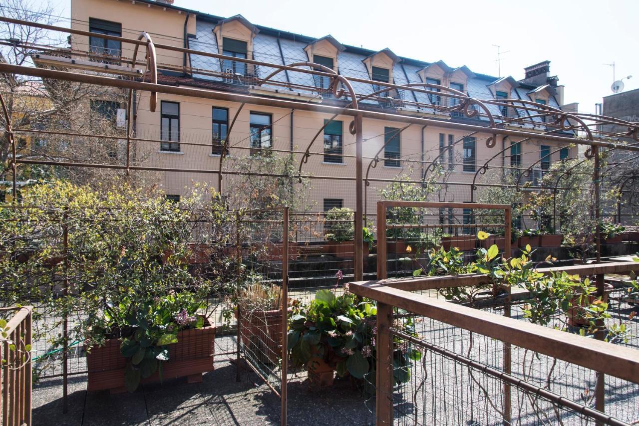 Peaceful Court Apartment In Shopping District Милано Екстериор снимка