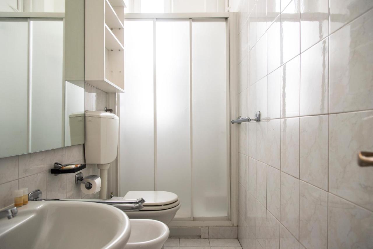 Peaceful Court Apartment In Shopping District Милано Екстериор снимка