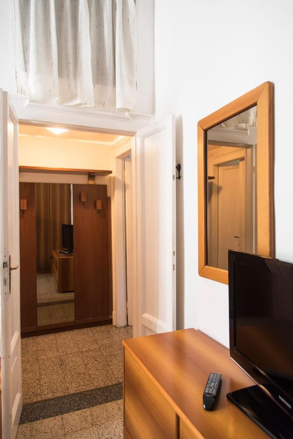 Peaceful Court Apartment In Shopping District Милано Екстериор снимка