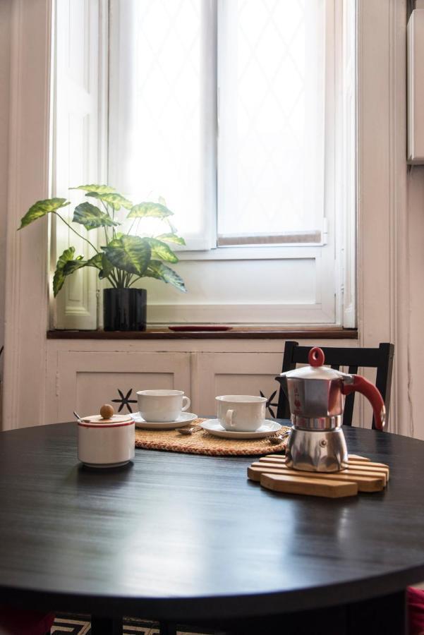 Peaceful Court Apartment In Shopping District Милано Екстериор снимка